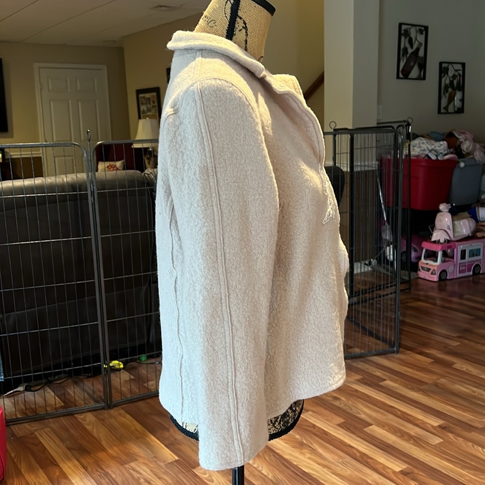 Alfred Dunner size L 100% wool jacket one latch closure and a beaded bow - Picture 4 of 4